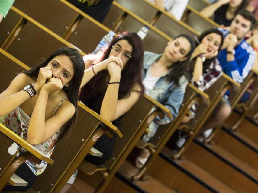 Varias jóvenes a punto de examinarse de Selectividad, en una imagen de archivo.