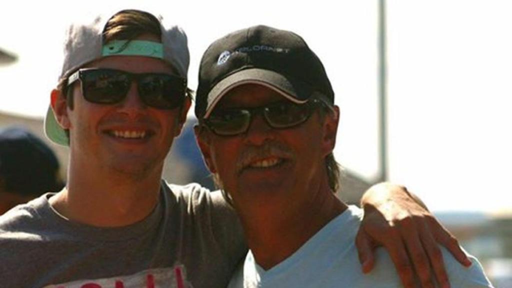 Joe Howlett junto a su hijo Tyler.