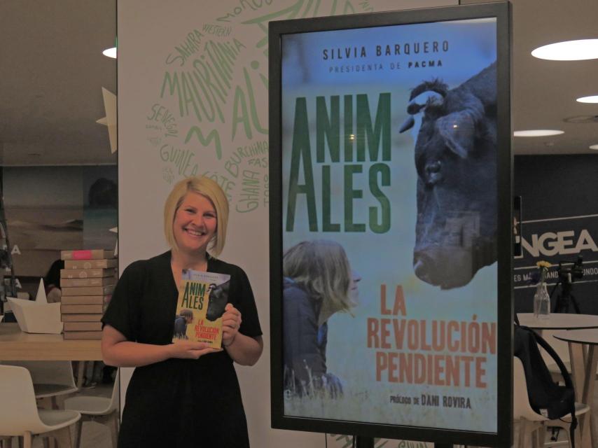 Silvia Barquero presentando su libro.