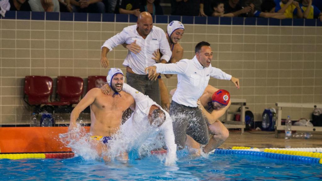 David Martín celebra una victoria con sus jugadores.