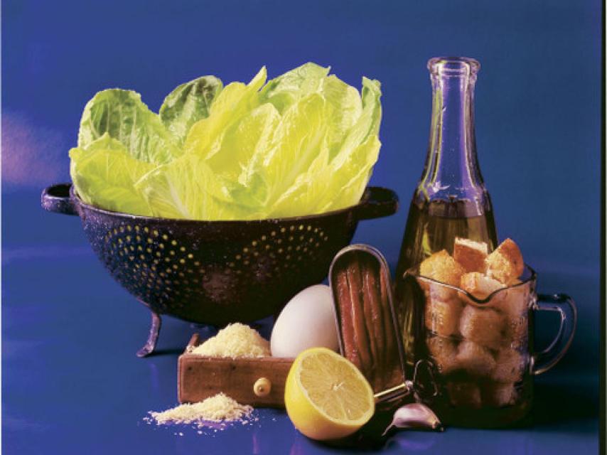 Ingredientes para una ensalada César original.