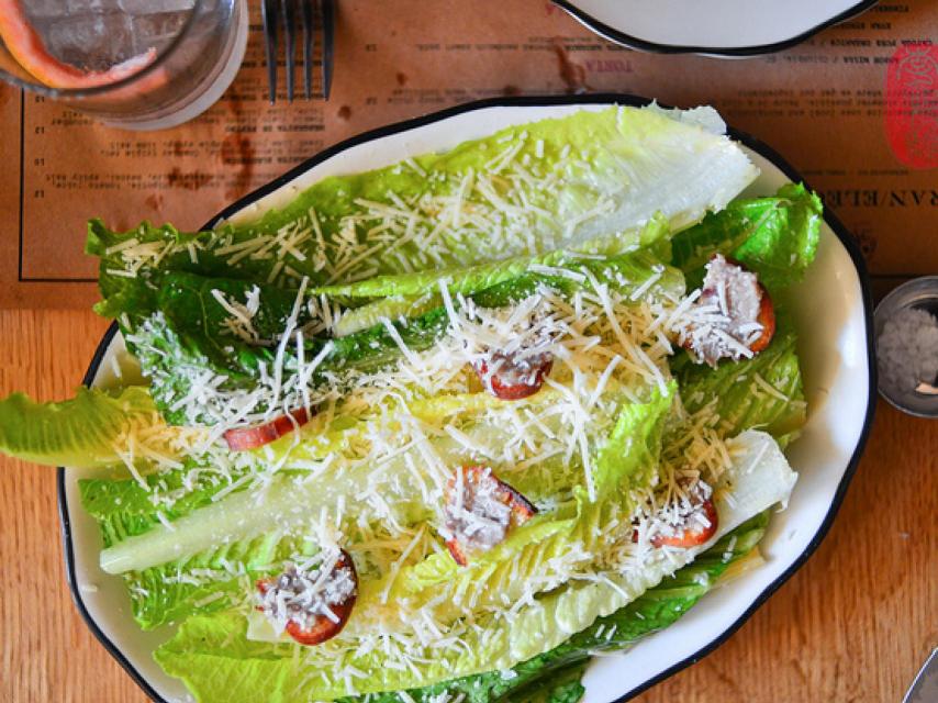 La ensalada César original es más parecida a este plato que al de cualquier restaurante actual.