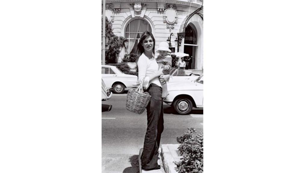 Birkin con su hija paseando por Saint-Tropez. | Foto: GTRES.