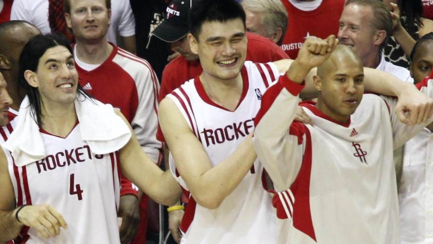 Luis Scola y Yao Ming cuando coincidieron en Houston.