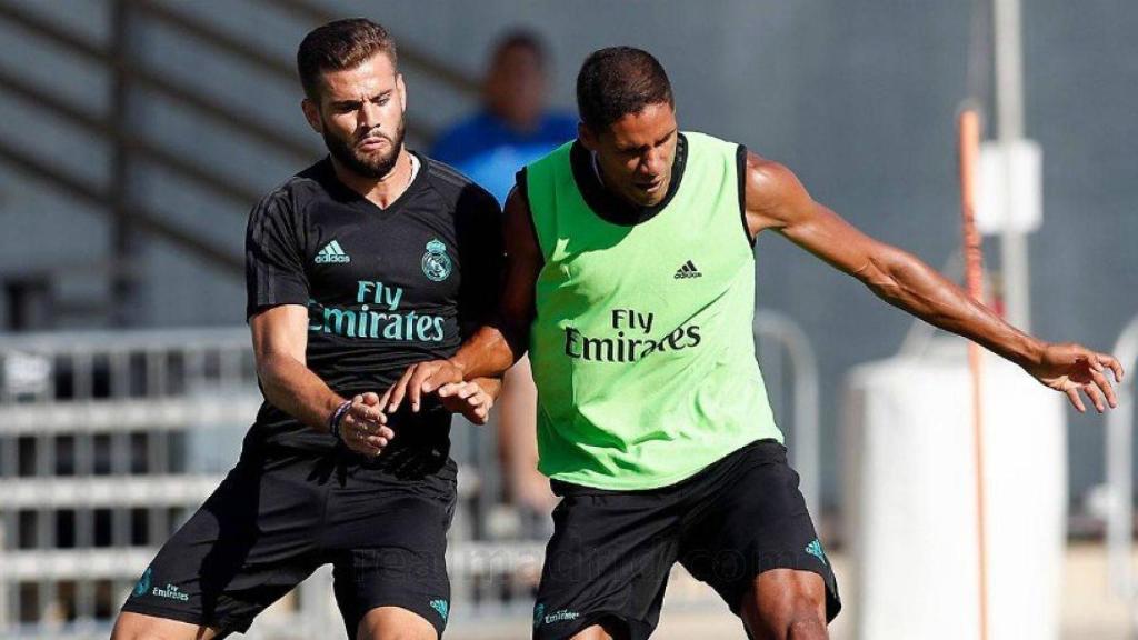 Nacho y Varane se disputan un balón