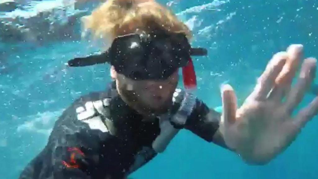 Sergio Ramos se baña con tiburones ballena.