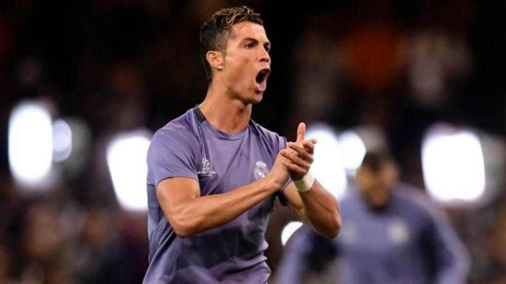 Cristiano con intensidad en el calentamiento. (@ChampionsLeague)