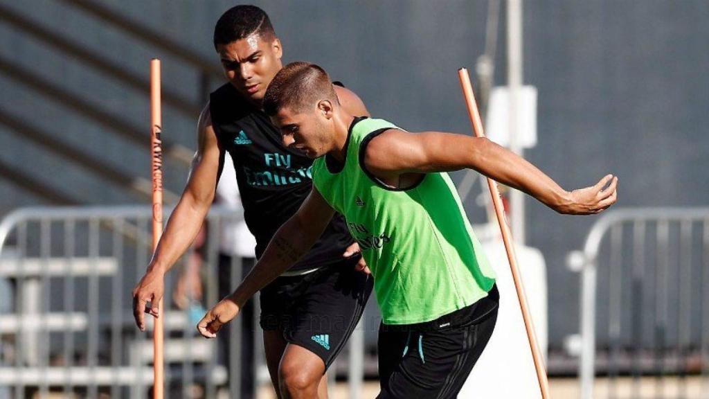 Morata disputa un balón con Casemiro