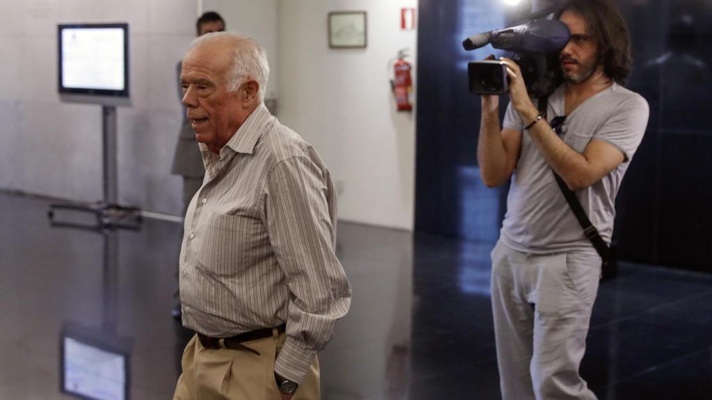 El extesorero del PP Rosendo Naseiro momentos antes de comparecer hoy en la comisión del Congreso