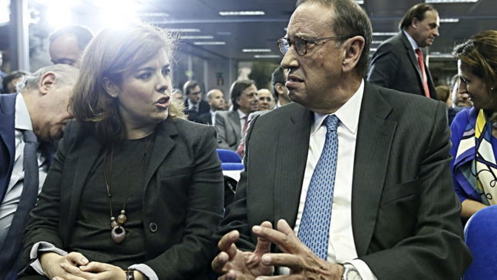 La vicepresidenta, Soraya Sáenz de Santamaría, junto al presidente de La Razón, Mauricio Casals.
