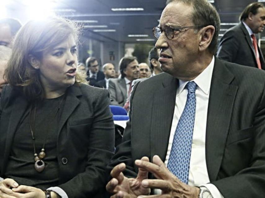 La vicepresidenta, Soraya Sáenz de Santamaría, junto al presidente de La Razón, Mauricio Casals.