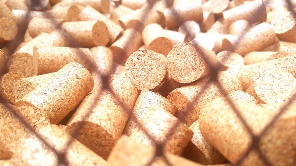 Corchos en medio del proceso de fabricación