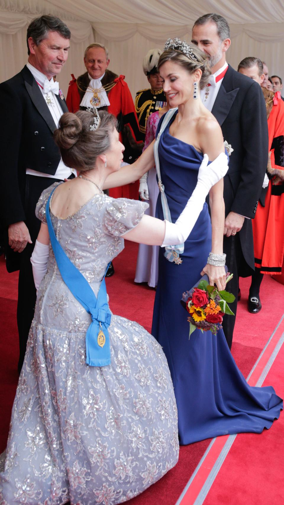 La reverencia de la princesa Ana a Letizia.