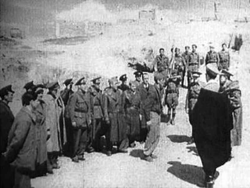 El coronel Adolfo Prada (chaquetón de cuero, republicano) y el coronel Eduardo Losas (con chilaba, franquista) en la rendición.