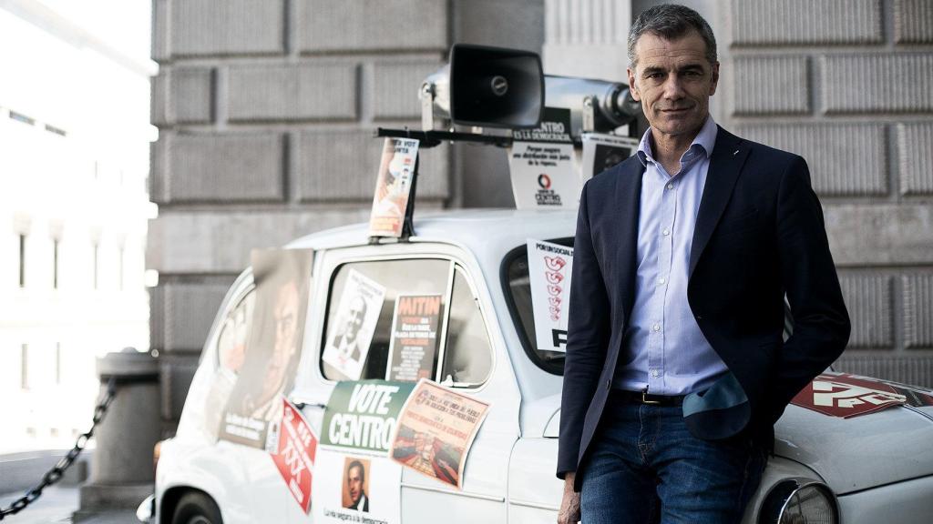 Cantó posa en un seiscientos de la exposición en el Congreso con motivo de las primeras elecciones democráticas.
