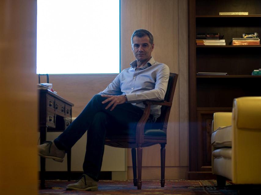 Cantó en su despacho del Congreso de los diputados.