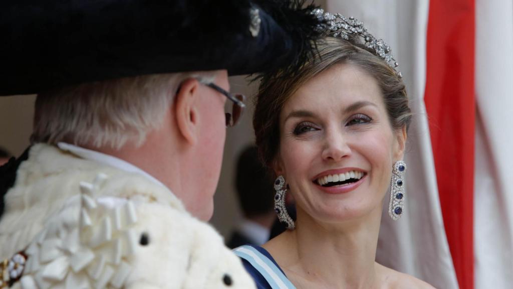 La reina Letizia conversa con el alcalde de Londres.