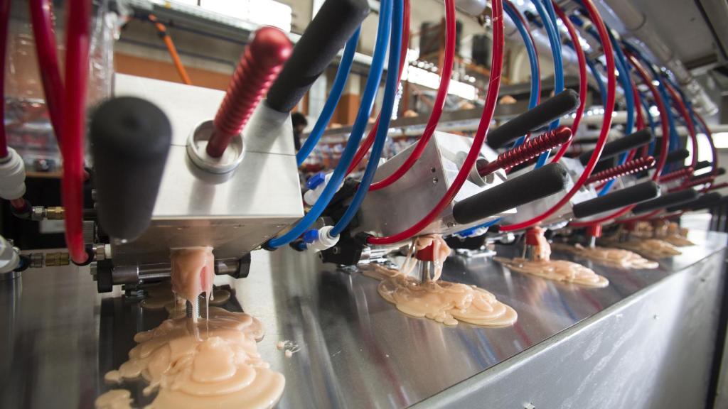 En la fábrica de Fleshlight, unos inyectores colman de una gelatina viscosa un molde con forma alargada. Así se crean 500.000 ejemplares de estos juguetes sexuales cada año.