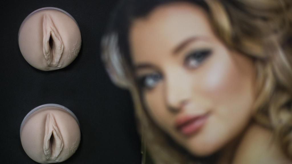 Cada uno de los juguetes sexuales  recrean una vagina real. La más vendida es la que emula la vagina de la actriz porno Stoya Destroya.