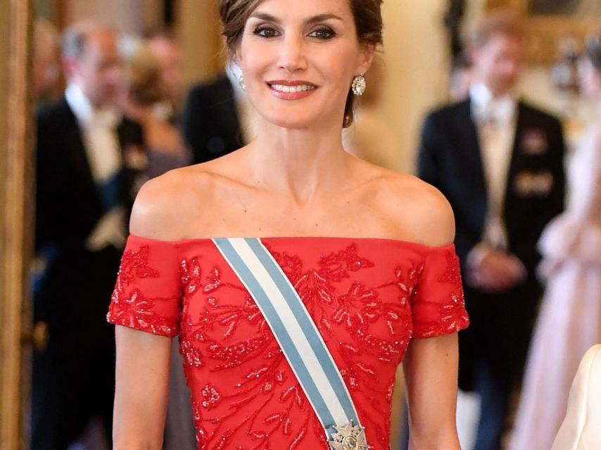 Letizia decidió que le cosieran la banda al vestido.
