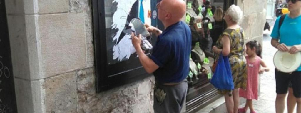 El señor que arrancó el cartel.