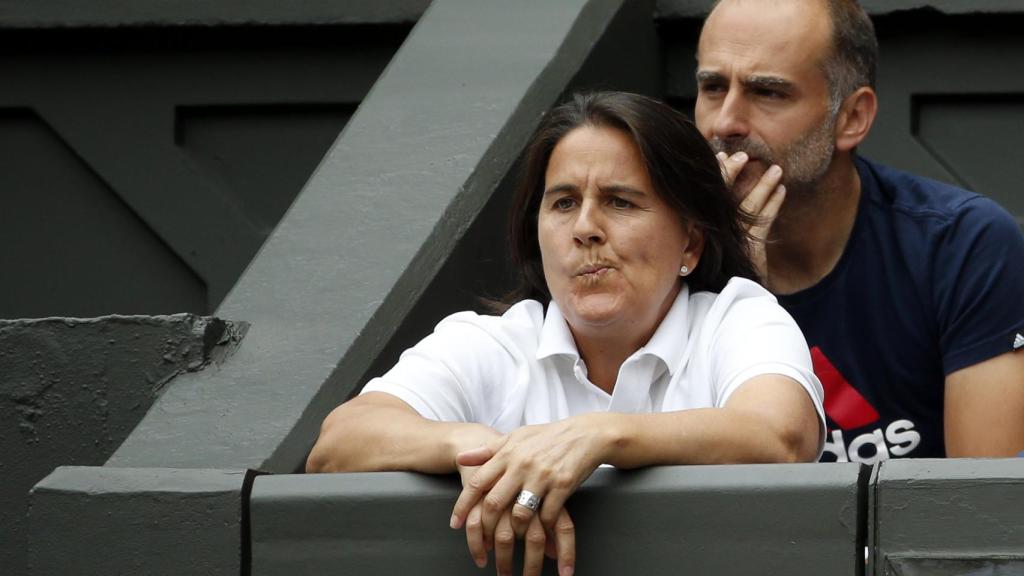 Martínez, en la grada durante un partido de Muguruza.