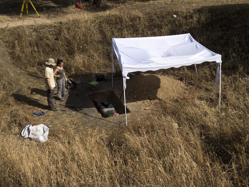Arqueólogos trabajando en el cráter a las puertas del Hospital Clínico.