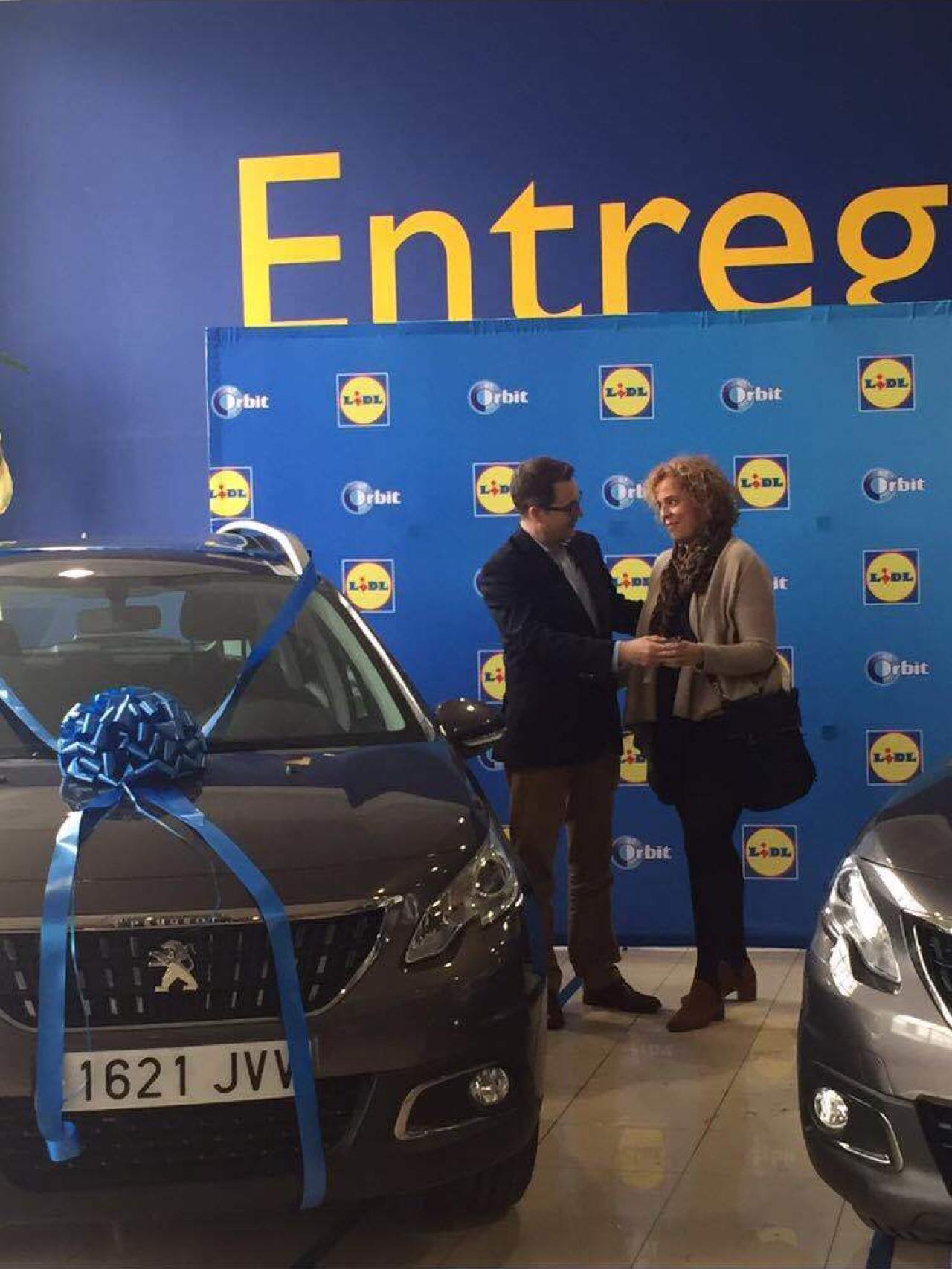 La mujer de Luis recoge un Peugeot 2008 de una promoción de chicles Orbit