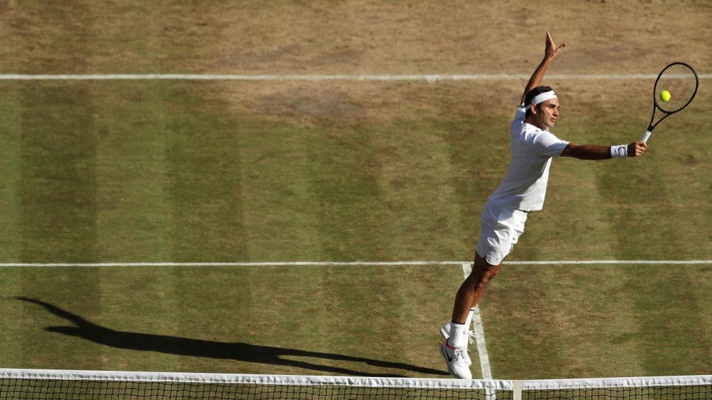 Federer, voleando en Wimbeldon