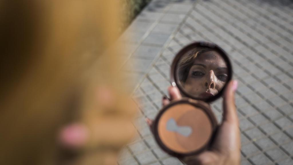 Ella está harta de echar currículums.