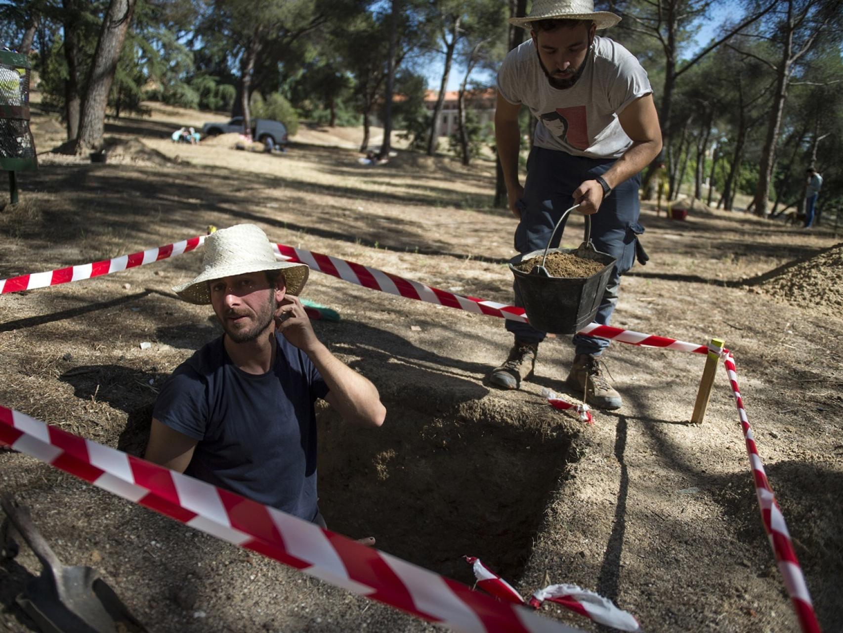 Carlos Marín en una de las partes del asilo de Santa Cristina que han descubierto.