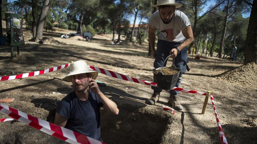 Carlos Marín en una de las partes del asilo de Santa Cristina que han descubierto.