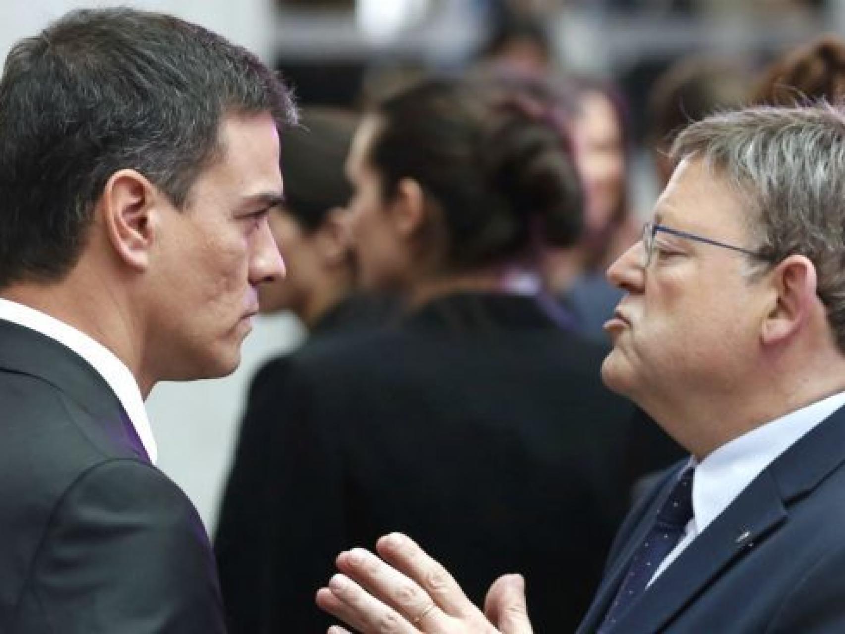 El presidente valenciano conversa con Pedro Sánchez.