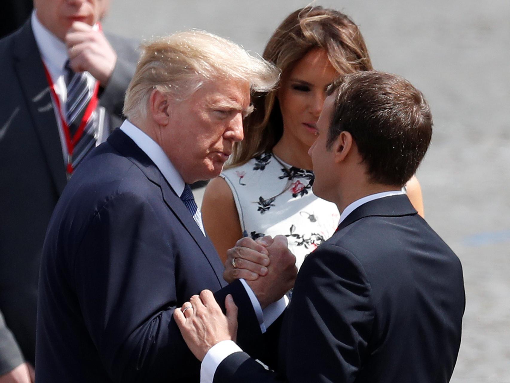 Trump y Macron se estrechan la mano tras el desfile militar del Día de la Bastilla.