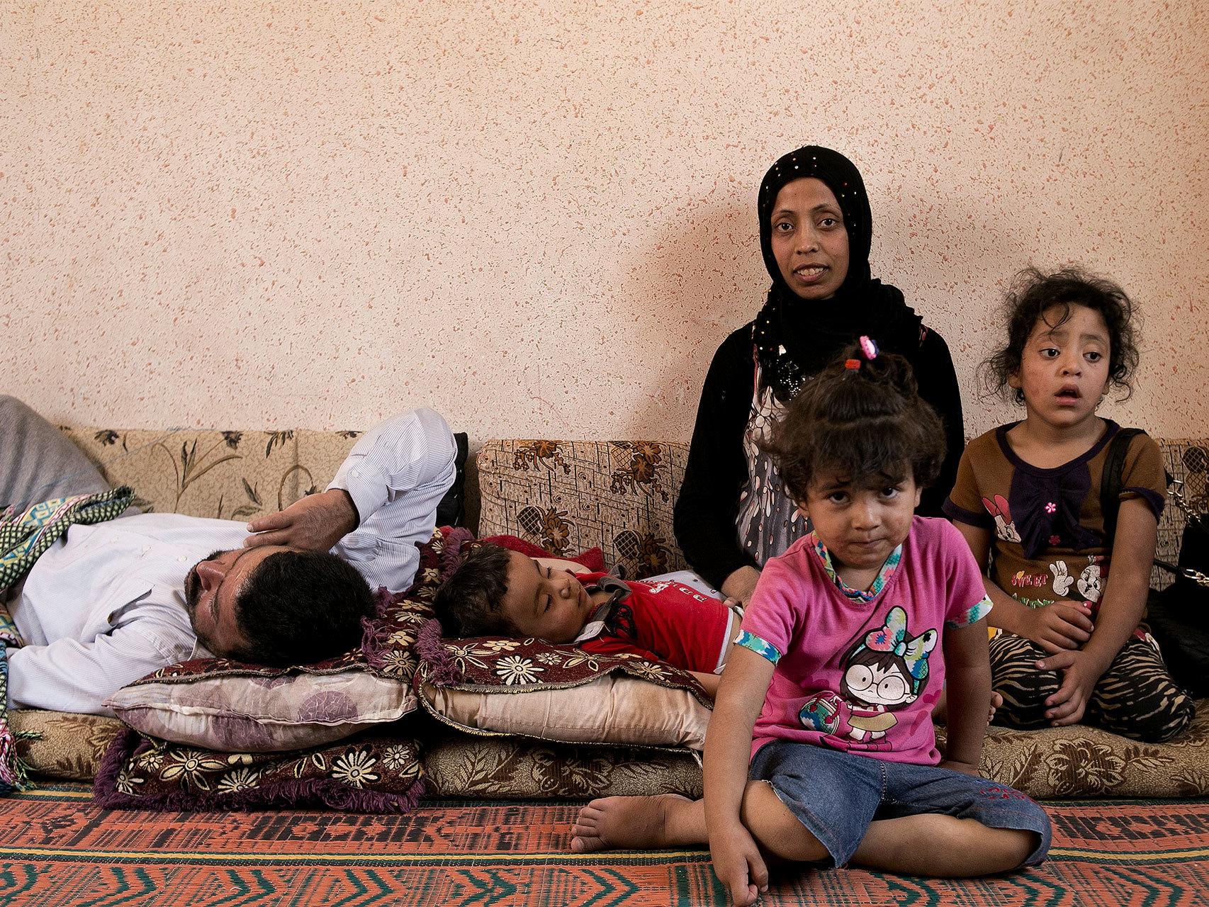 Muhammad, tumbado, Kawtar y sus hijos Hani, Roya y Aya, posan en su casa de Mafraq.