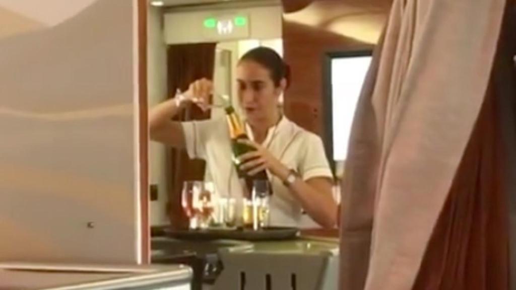 Azafata rellenando botella