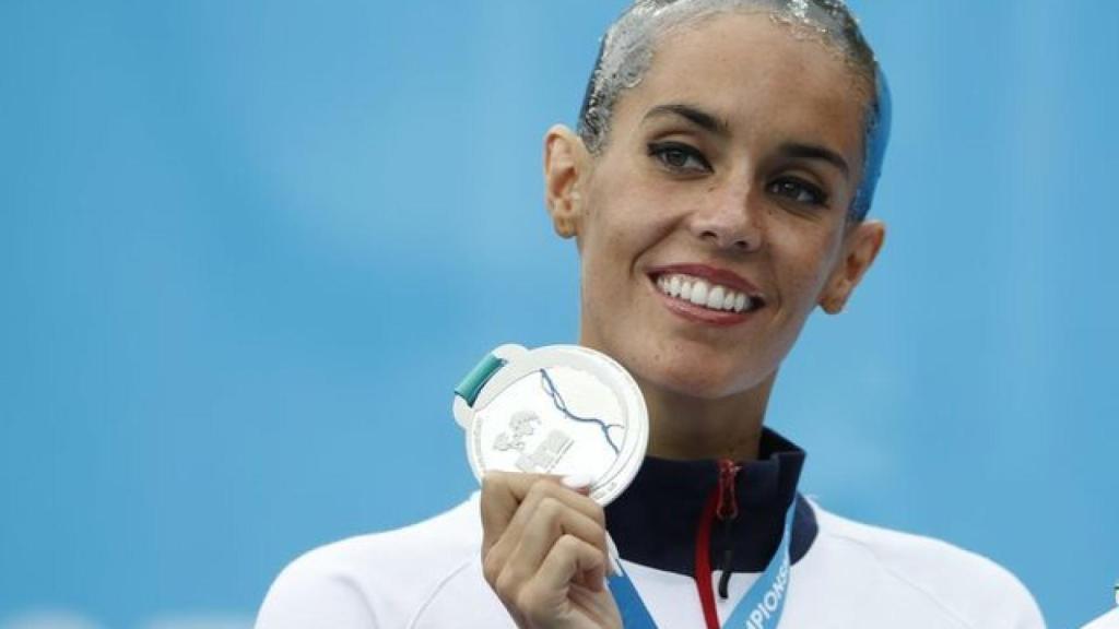 Ona Carbonell, sonriente, enseñando su medalla de plata