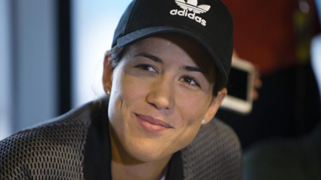 Muguruza con una de las gorras de su la marca que siempre viste.