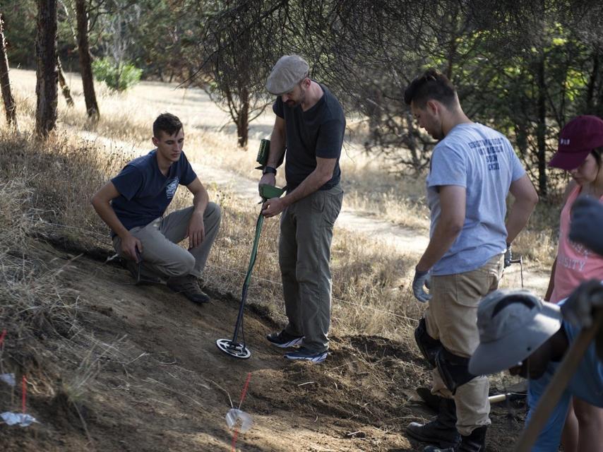 Alfredo González-Ruibal con el detector,  junto a los estudiantes y voluntarios de su equipo.
