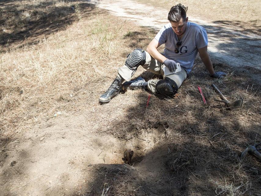 Benjamin Brazzel frente a una de las bombas aparecidas en la excavación.