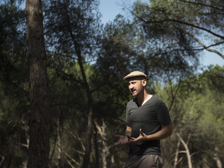 El arqueólogo Alfredo González-Ruibal dirigiéndose a su equipo.