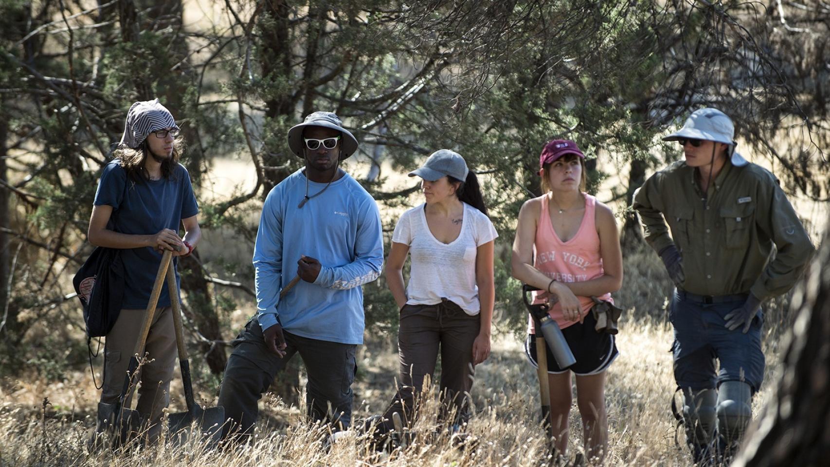 Parte del grupo de estudiantes norteamericanos en las faldas del Hospital Clínico.