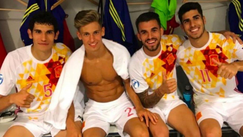 Ceballos posa junto a Asensio, Llorente y Vallejo