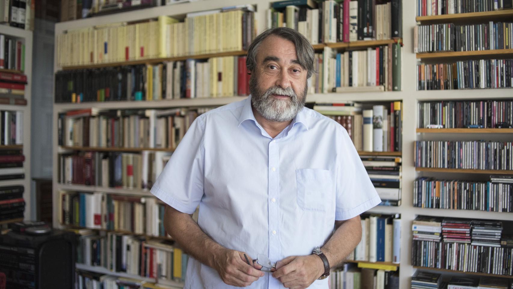 El periodista Pedro Cuartango en su domicilio.