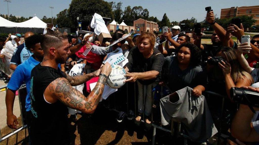 Sergio Ramos firmando las camisetas de los aficionados.