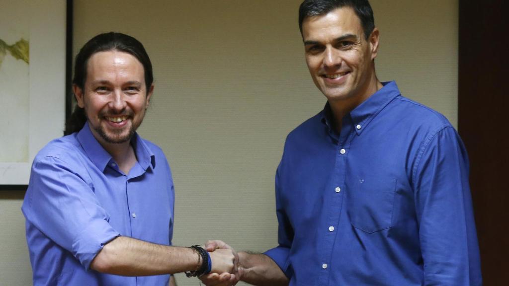 Pedro Sánchez durante una reunión con Pablo Iglesias en el Congreso.