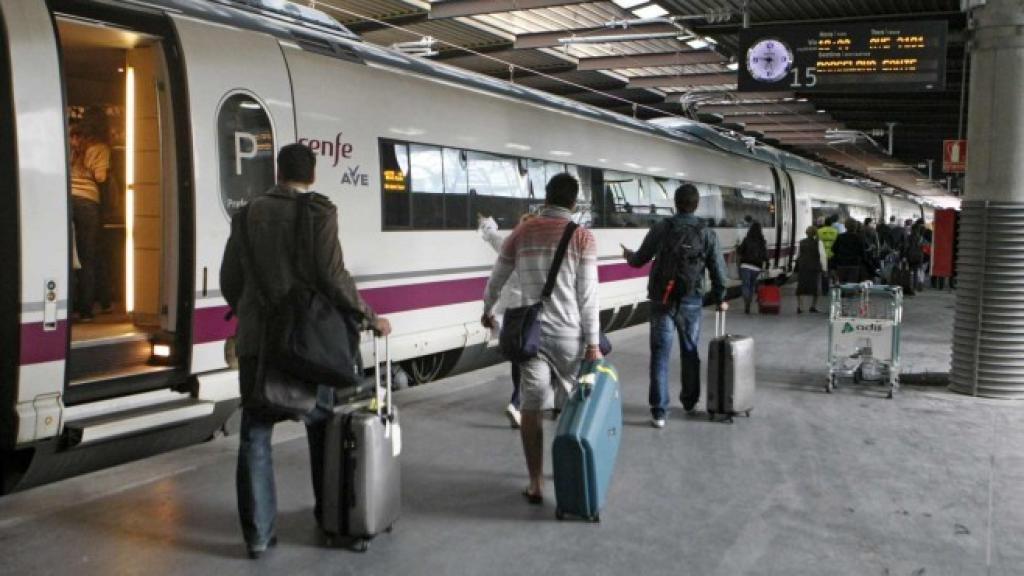 Usuarios del tren de alta velocidad.