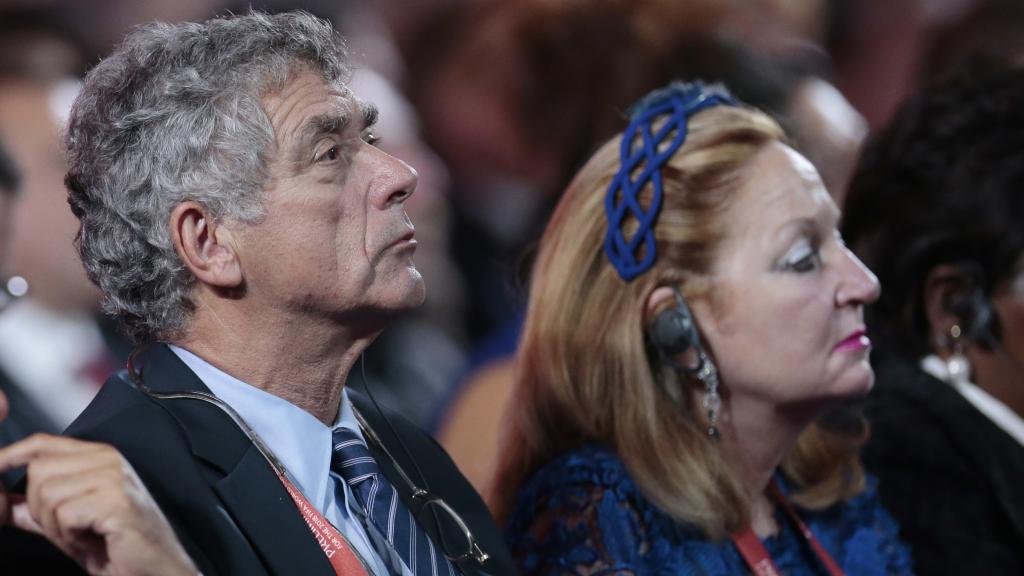 Ángel María Villar junto a su esposa y Michel Platini.