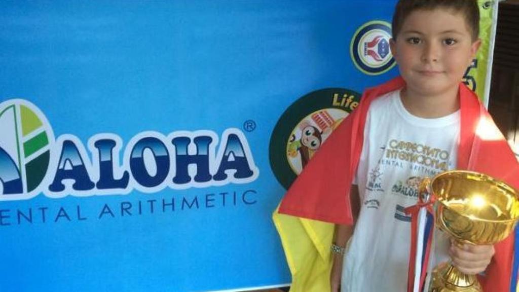 El pequeño, con la copa de campeón.