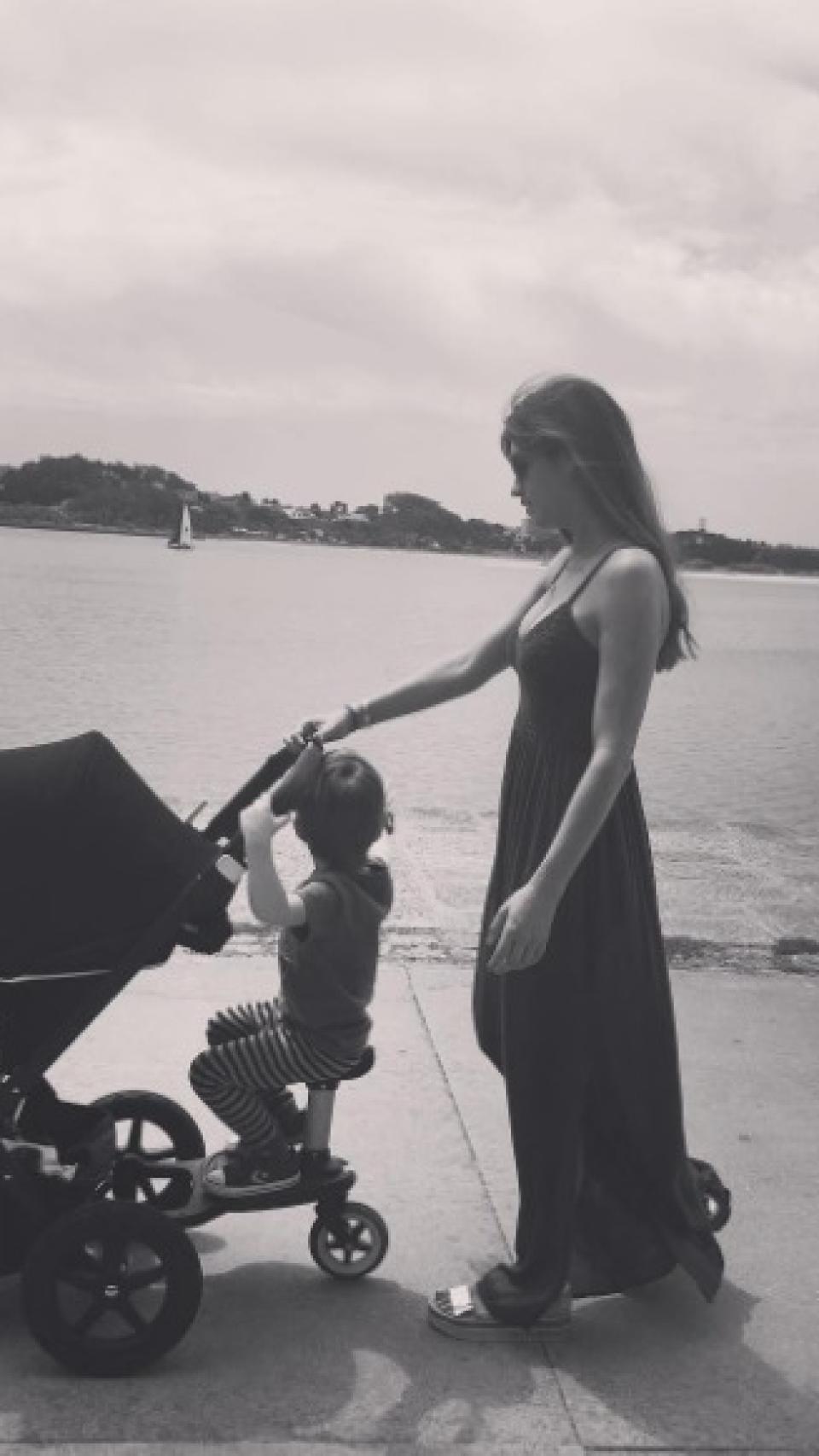 Sara Carbonero y sus hijos.